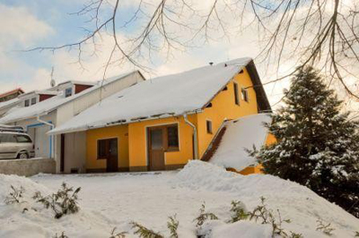 Apartmán č. 2 - Vstup do apartmánu a prostor pro parkování